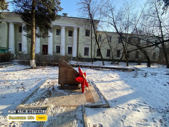 Уважаемая Администрация, наведите порядок возле памятника павшим воинам! Разберите упавшее сухое дерево и..