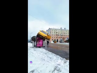 Парковка с переворотом в Ногинске. Иномарка на полной скорости сбила ограждение, а после перевернулась на..