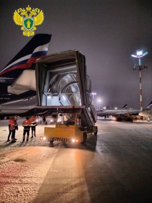 В Шереметьево самоходный трап столкнулся с самолетом.  На борту самолета Airbus A321 «Аэрофлота» пассажиров в..