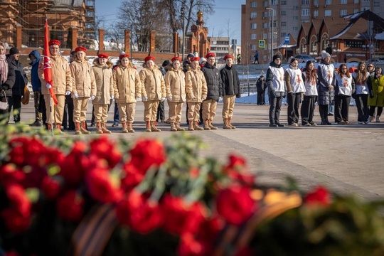 🇷🇺 Вместе с жителями Раменского округа возложил цветы к Вечному огню на площади Победы. В этот момент мы..