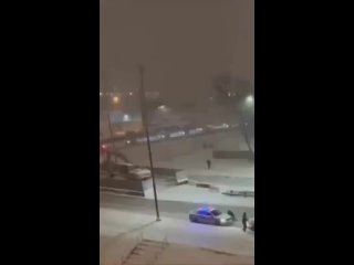 На улице Монаховой в Новой Москве двое напали на экипаж ДПС. 
ДПС остановили автомобиль для проверки..