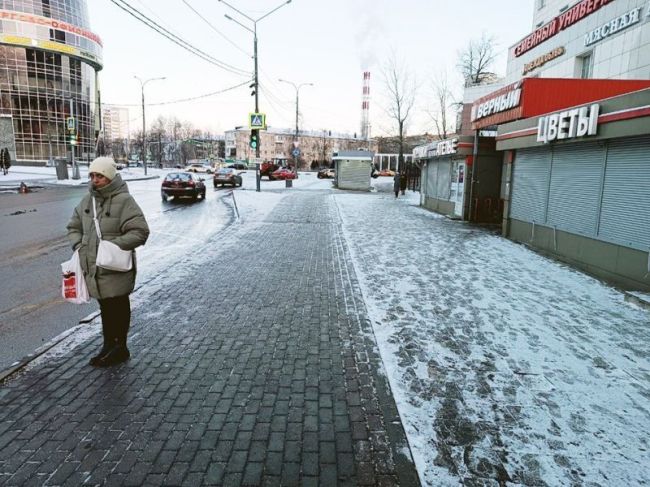 В центре Пушкино убрали большие объемы технической соли с тротуаров.  Фото: администрация городского округа..