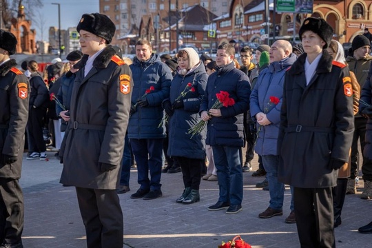 🇷🇺 Вместе с жителями Раменского округа возложил цветы к Вечному огню на площади Победы. В этот момент мы..