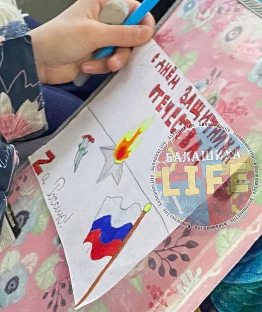 🤗 Самое приятное за сегодня: в автобусе девочка рисует открытку к 23..
