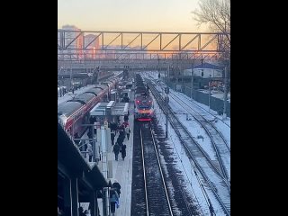 В 7:46 на крыше переполненной электрички, отъезжающей от станции Одинцово в сторону Москвы, замечен вандал,..