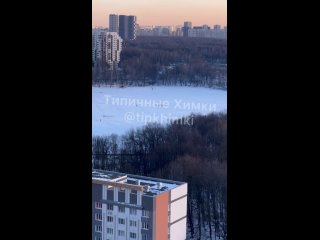 Зимний кайтсёрфинг на канале в Химках 🤩  Пока все Химки стоят в жутких пробках, этот парень просто кайфует и..