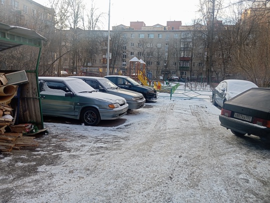 Уважаемая администрация города. Пишут вам жители с улицы Дирижабельная дом 8.Вот уже какой месяц мы жители..