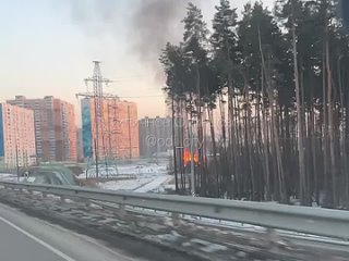 В Лохино, через дорогу от Новой Трехгорки, снова горит дом: ранее в этом же месте сгорело соседнее деревянное..