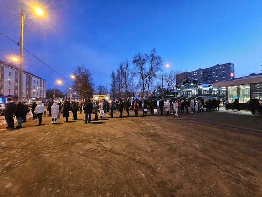 Очередь на маршрутку в Зеленые Аллеи. Да когда же это кончится издевательство над людьми. На улице..