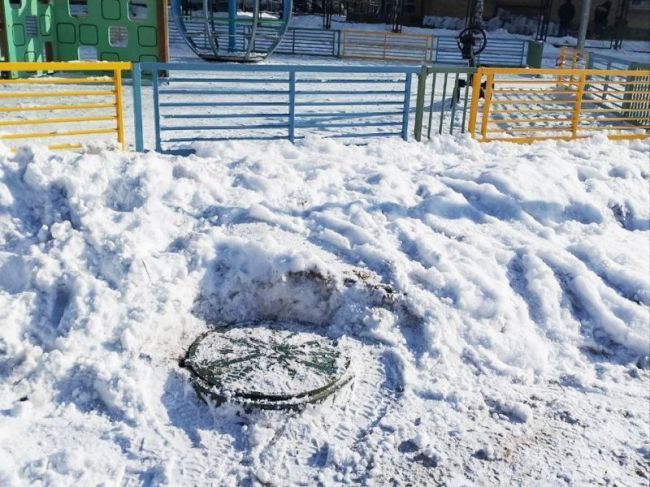 В Пушкино дети больше не сталкиваются с опасностью упасть в колодец из-за незакрытого люка.  Канализационный..