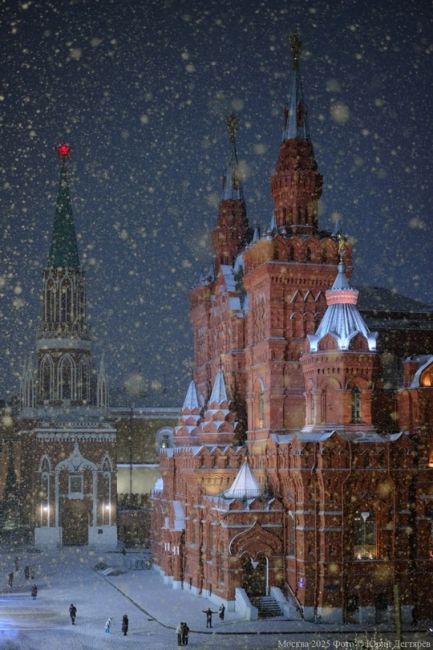 Государственный исторический музей и Никольская башня во время вечернего снегопада.  Фото: Юрий..