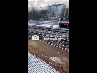 Две девочки лет 13-14 залезли на поезд на станции "Водники кто узнал своих детей ????..