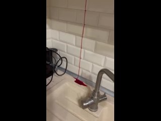🤯В Бутово парень два дня смотрел, как из стены на кухне течёт кровь.  Полиция вскрыла квартиру двумя этажами..