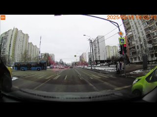 🛴В «новом городе» произошло необычное событие: водитель электросамоката решил устроить гонки с..