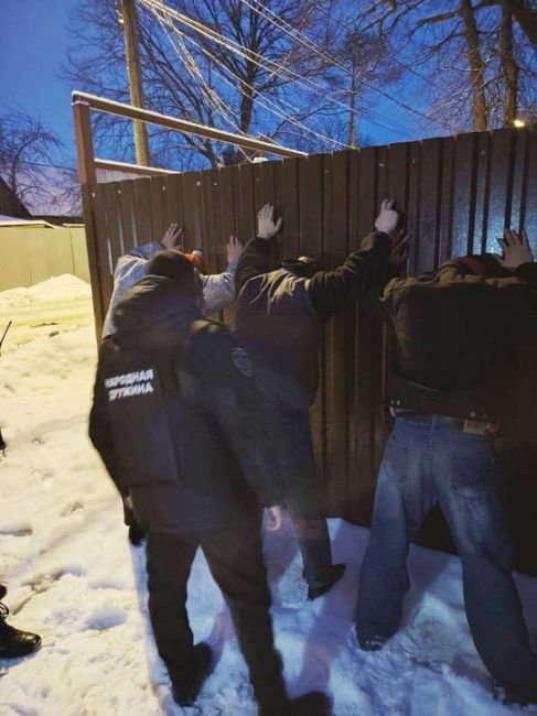 ОХОТА НА НЕЛЕГАЛОВ 👮🏻‍♀️ 
Пять нелегальных мигрантов поймала полиция в Салтыковке. Их обнаружили..