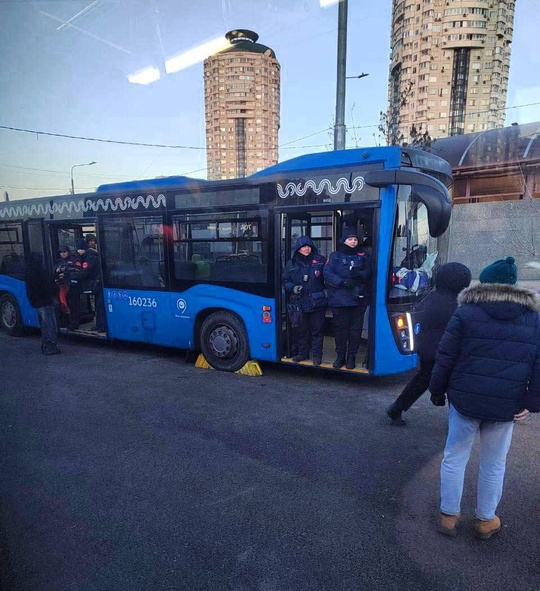 Около метро «Братиславская» сегодня проходила охота на "зайцев".  Пассажиров встречали контролёры и..