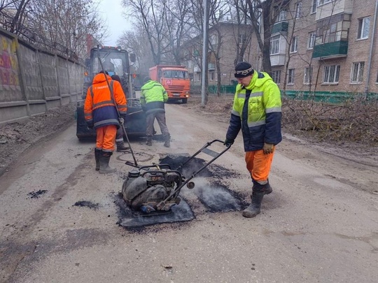 На улице Беляева в Люберцах латают дорожные ямы.  Специалисты дорожных служб устраняли ямы на проезжей части..