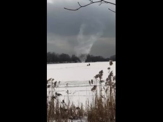 🌪Эпичную рыбалку засняли в Электроуглях (Богородский г.о.) 
На Каменском пруду появился снежный вихрь,..