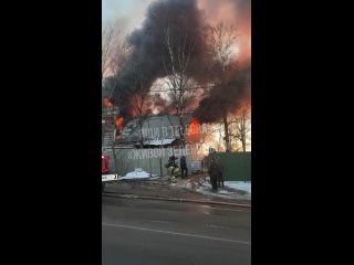 🚒Сегодня в деревне Баранцево, расположенной в Солнечногорске, произошёл пожар в автосервисе.  На месте..