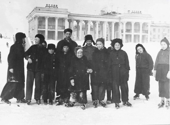 На катке
1956 год
Первое поколение коренных жуковчан, проживавших на улице Пушкина дома 4 и 5. Ученики 1-ой..