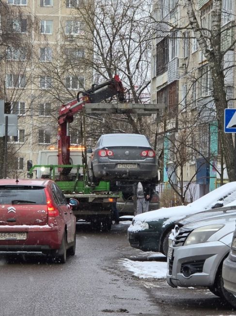 Гурьева д.14. Дом возле 21 школы. Сегодня все машинки увезли🚔 Ищите машинки в Дубовой роще на штрафстоянке ...