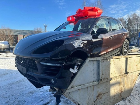 Мужчина выбросил Porsche с красным бантом на помойку в Мытищах 
Местный житель решил загладить вину перед..