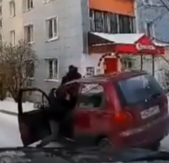 В Клину гонщица на Матизе столкнулась с такси и устроила погоню. Другие водители последовали за ней, а она..