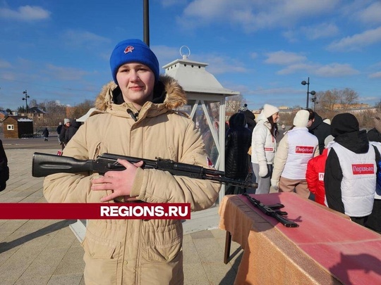 Мастер класс по сборке и разборке автомата Калашникова. Его провёл 15-летний Мирослав Николаев из..