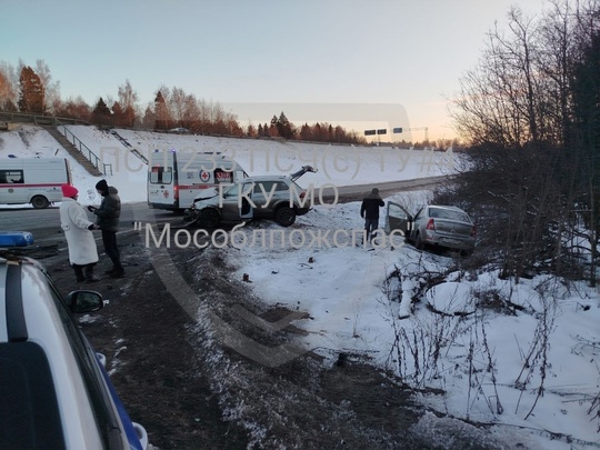 На участке от М8 до д. Морозово сегодня произошло ДТП, столкнулись 2 автомобиля.  Один автомобиль в результате..