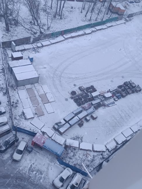 Началась стройка нового торгового центра. Во дворе дома на Новом бульваре, 3. Мало, видимо, их в нашем городе...